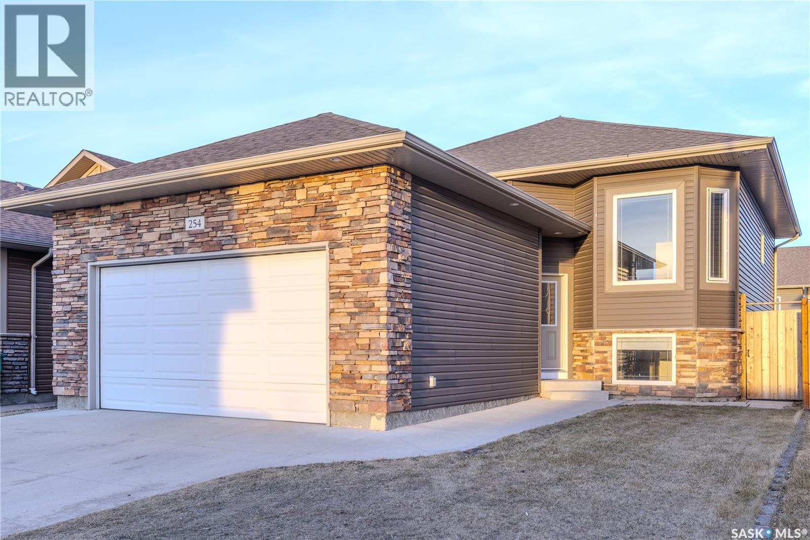 254 MacInnes STREET - 1