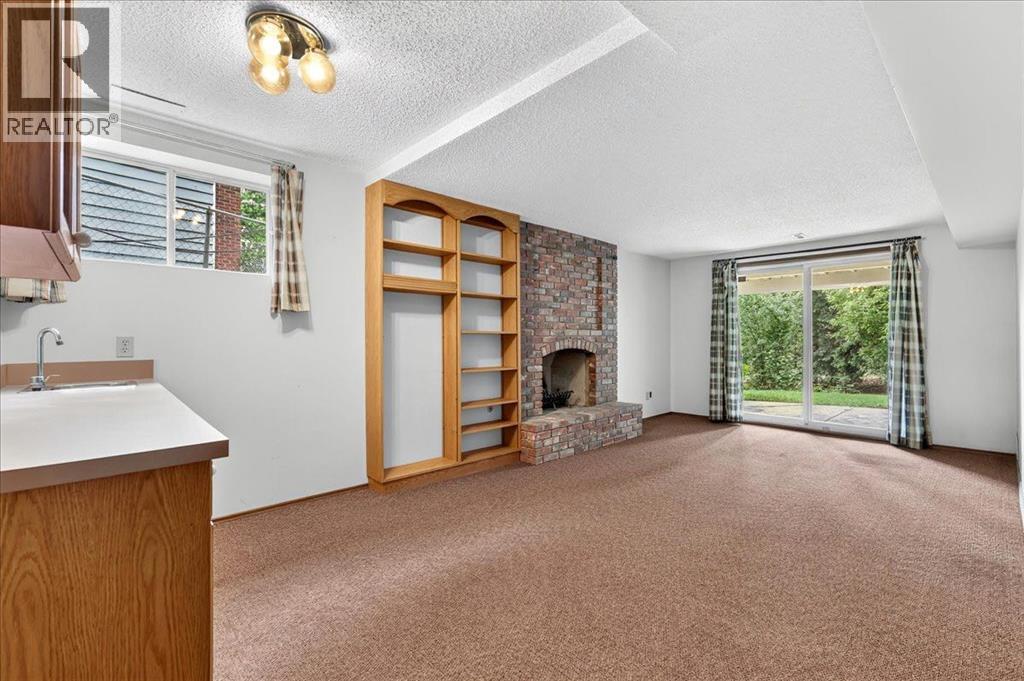 212 Stravanan Bay SW - 36
