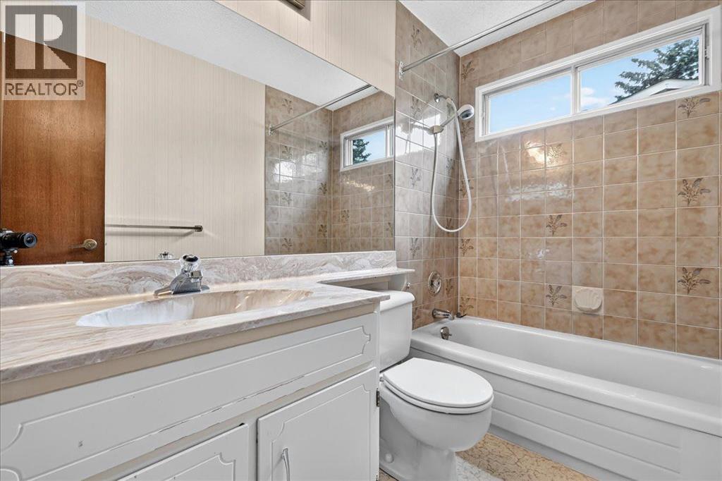 212 Stravanan Bay SW - 32
