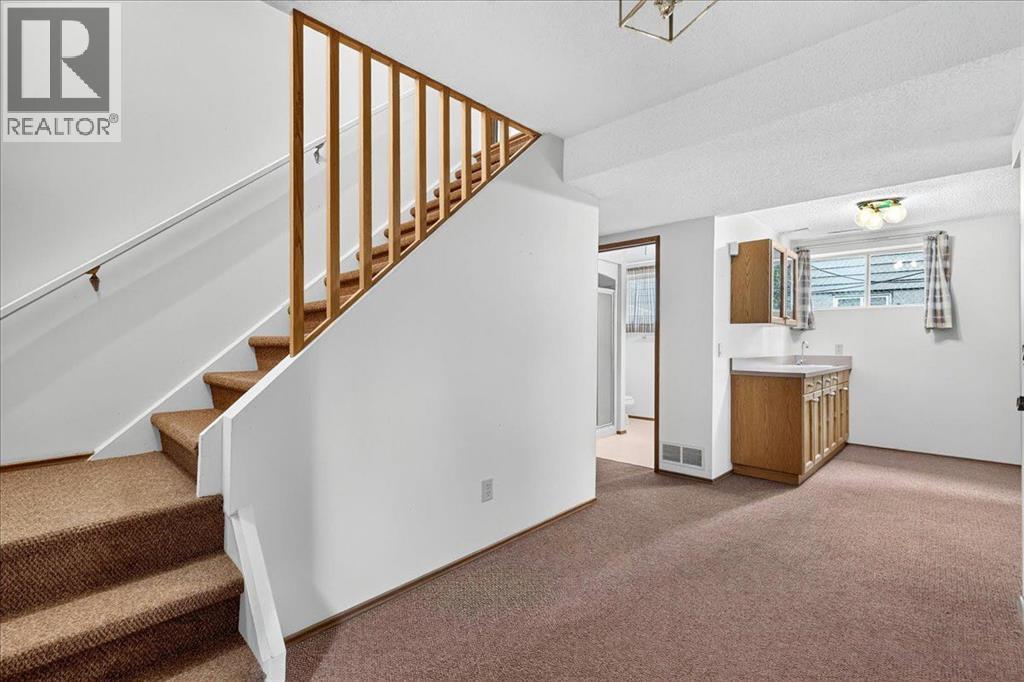 212 Stravanan Bay SW - 35