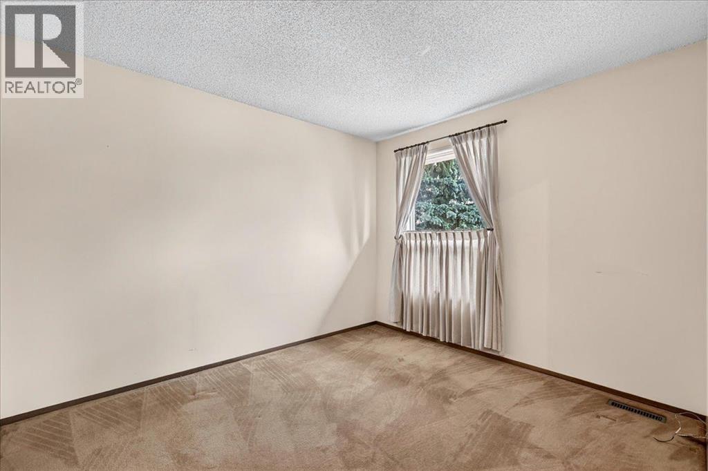 212 Stravanan Bay SW - 30