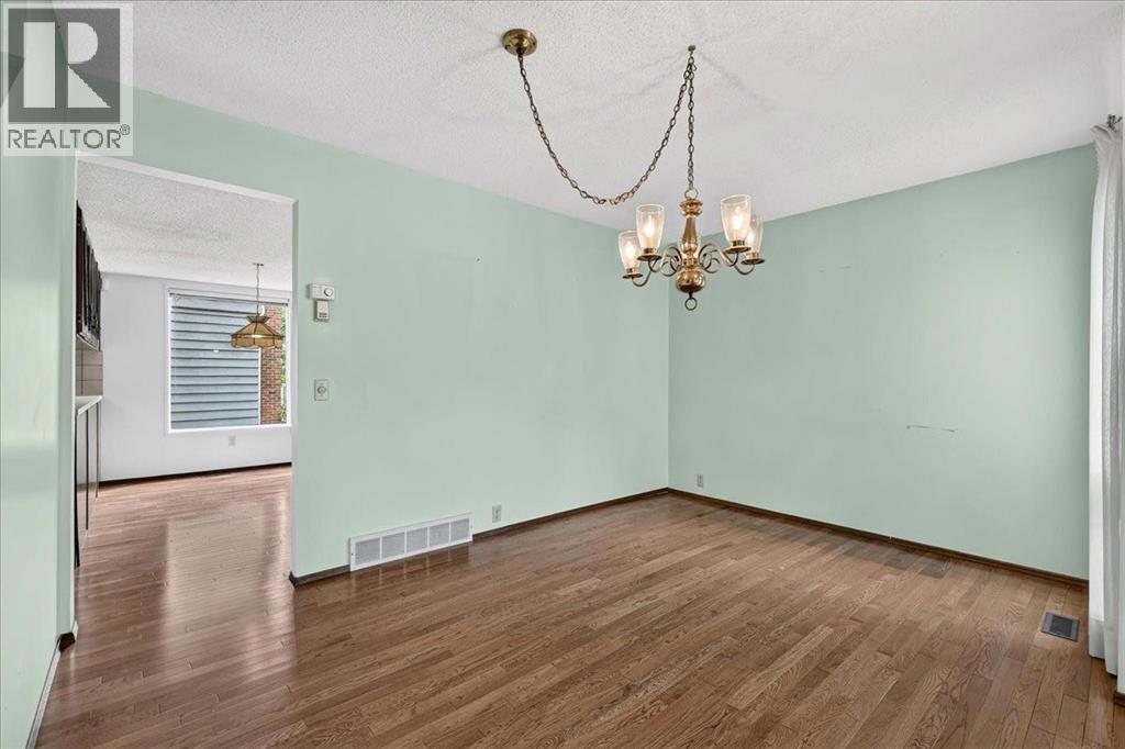 212 Stravanan Bay SW - 14