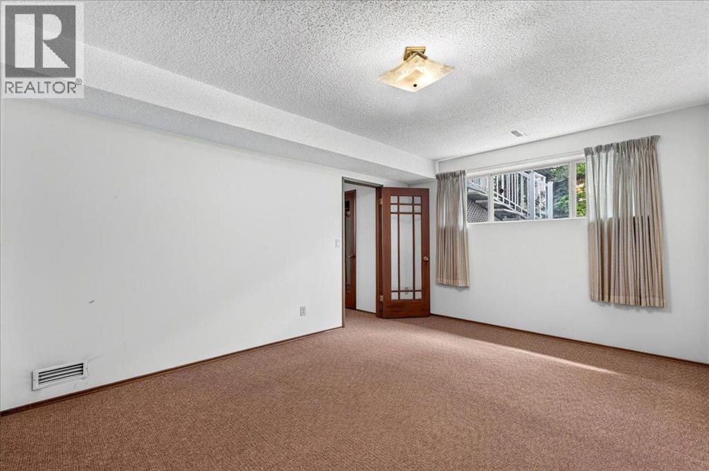 212 Stravanan Bay SW - 39
