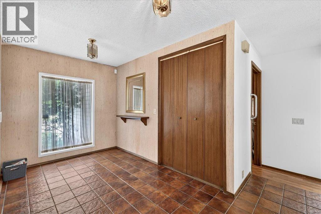 212 Stravanan Bay SW - 8