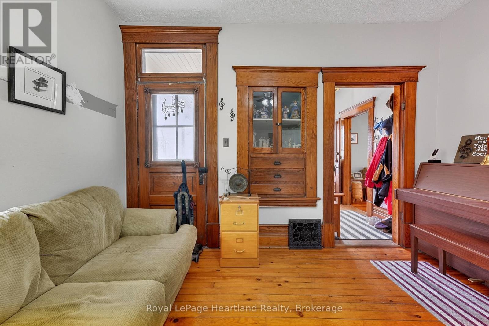14 ELGIN AVENUE E - 19