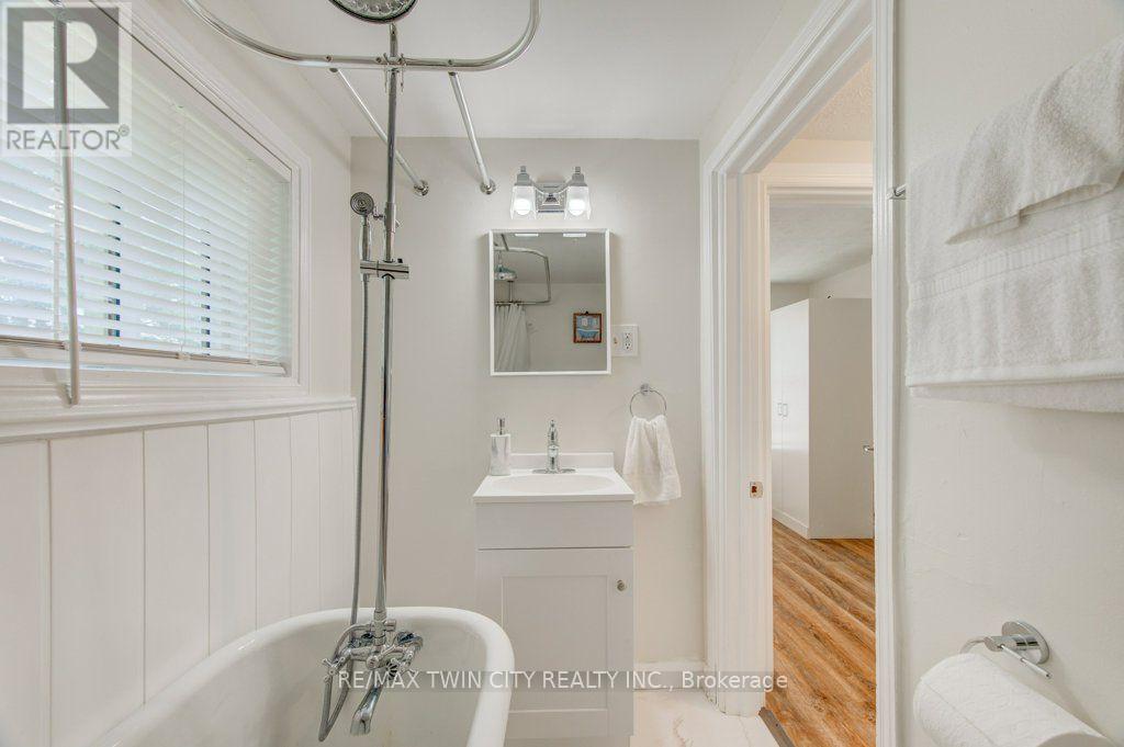 461 SELKIRK STREET - 35