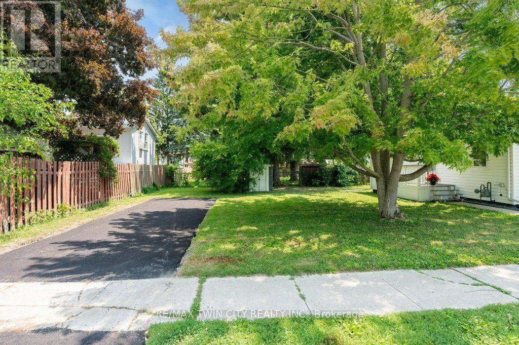 461 SELKIRK STREET - 6