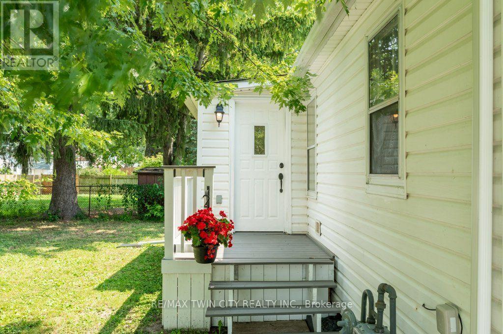461 SELKIRK STREET - 7