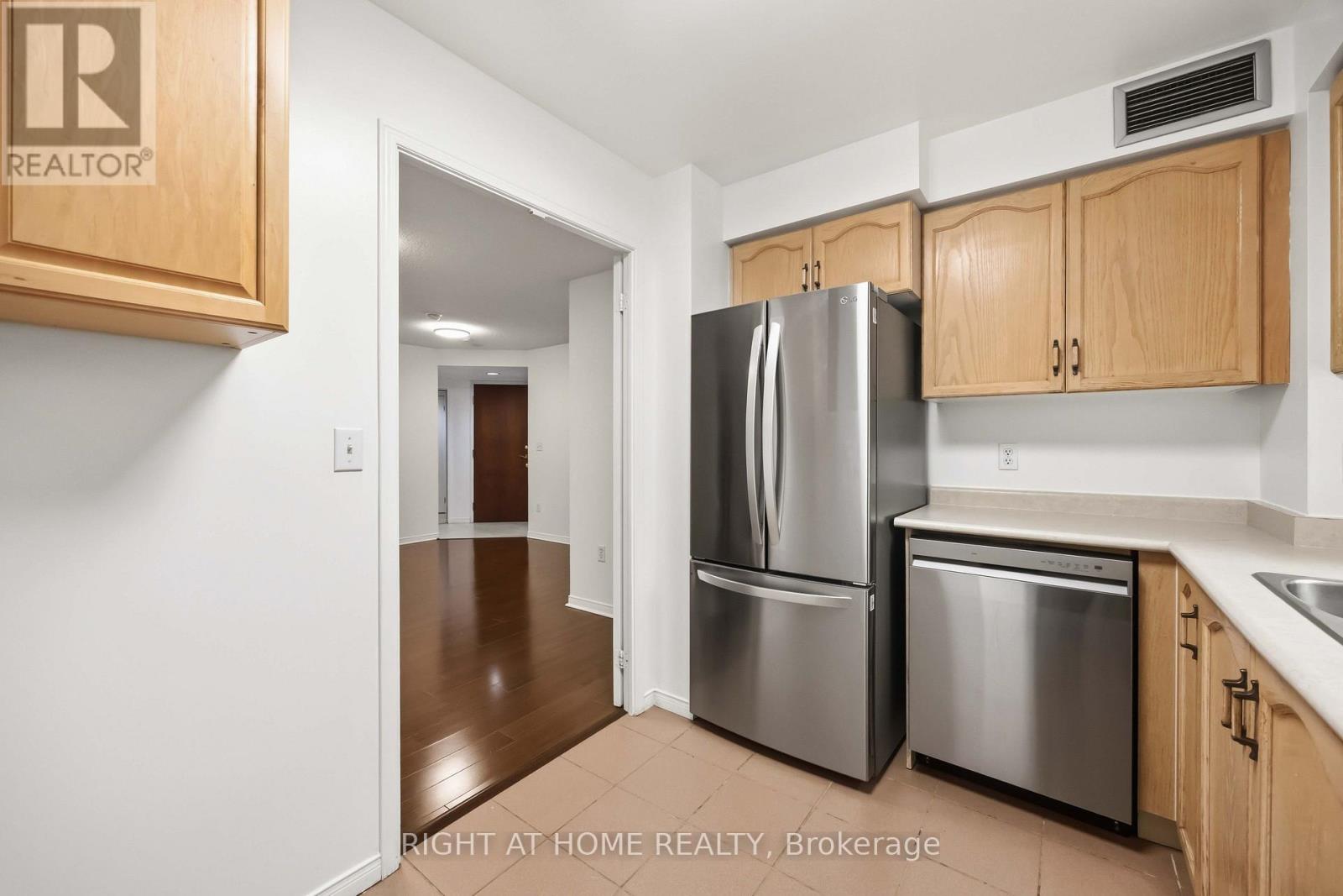 #408 8 PEMBERTON AVENUE - Image 12