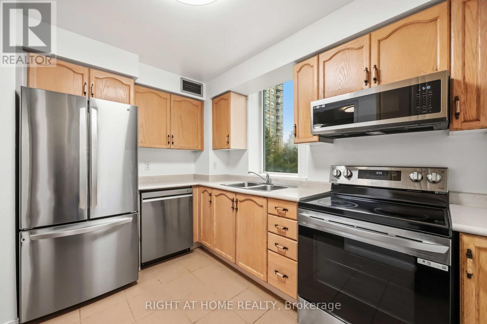 #408 8 PEMBERTON AVENUE - Image 16