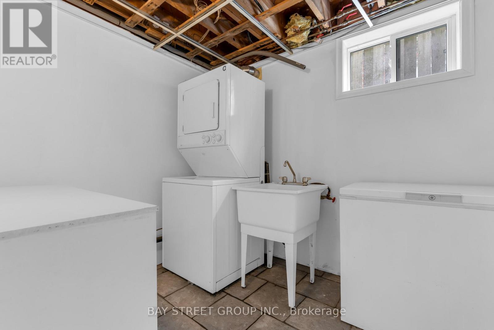 8 GLENBARR ROAD - 32