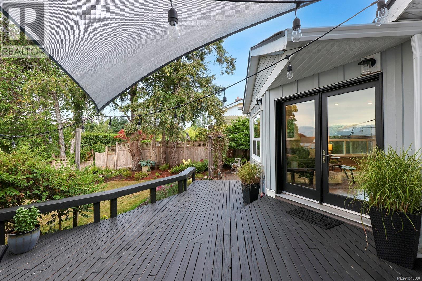 1911 Comox Ave - 43