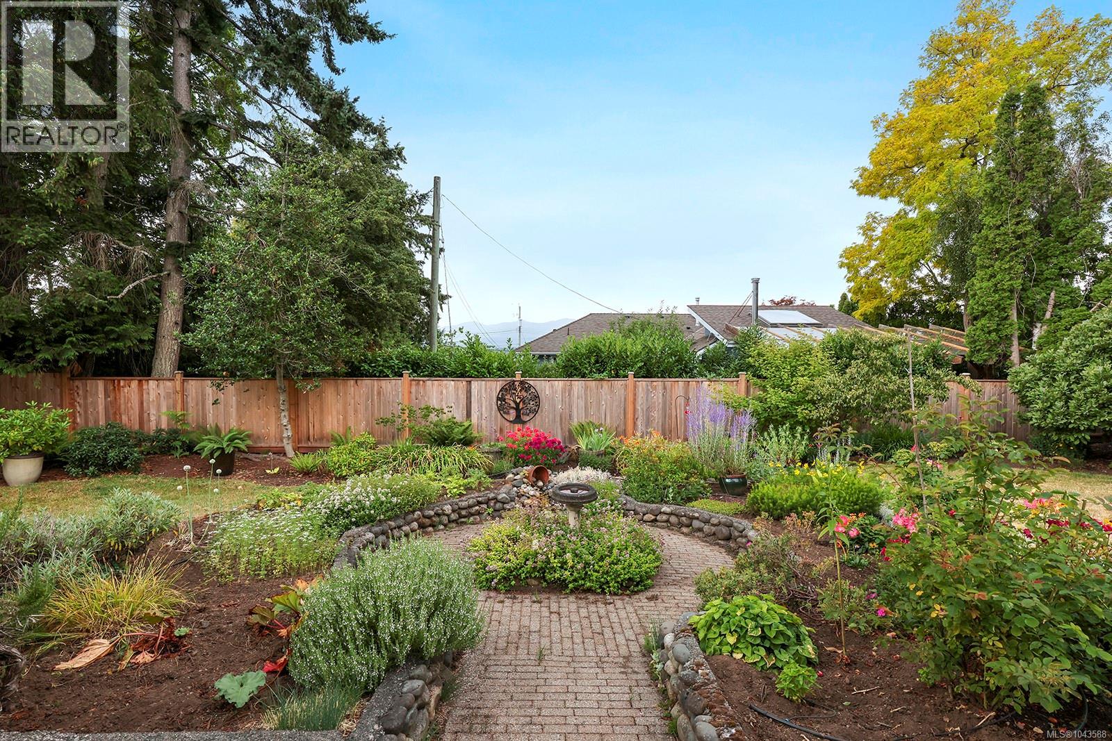 1911 Comox Ave - 47