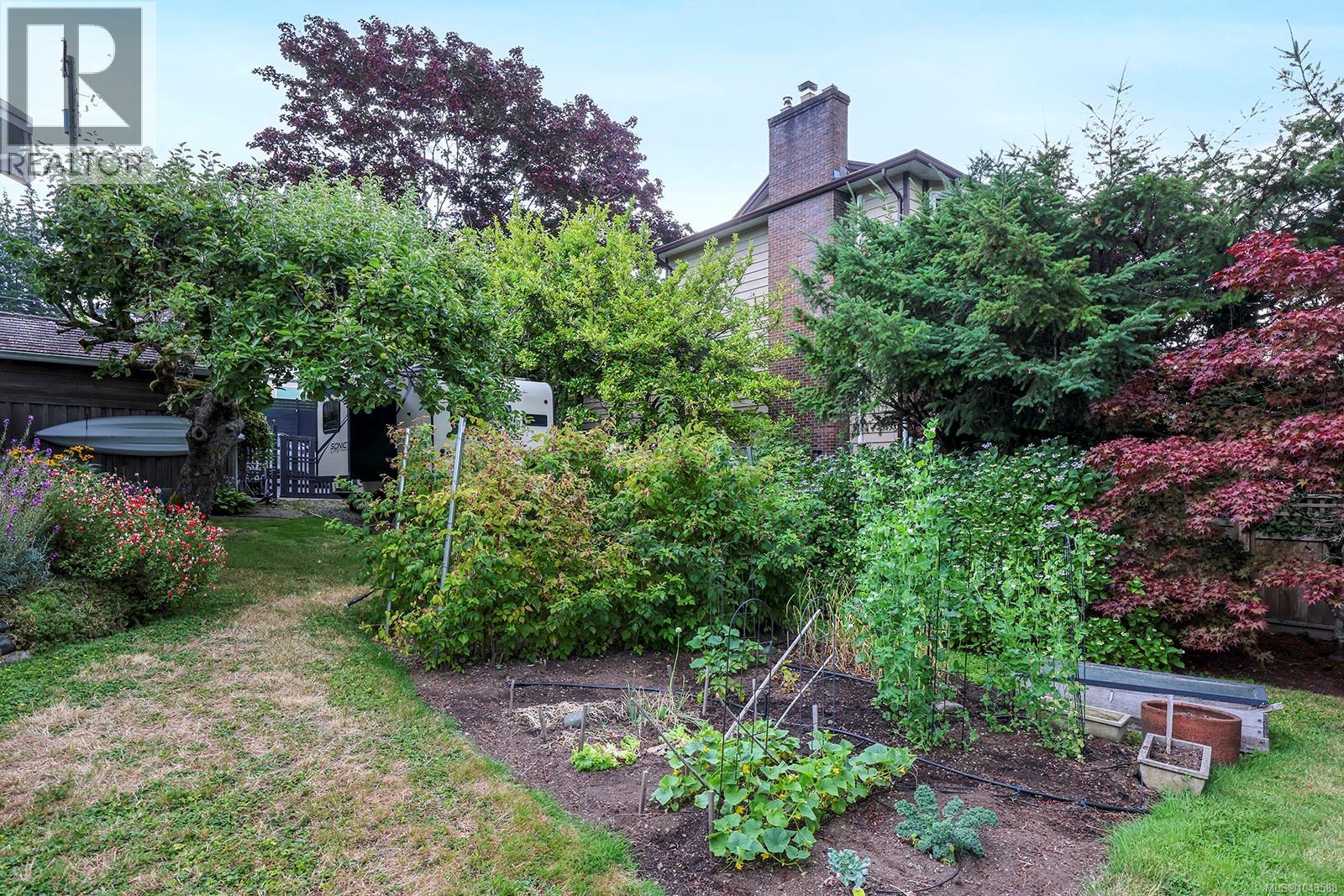 1911 Comox Ave - 46