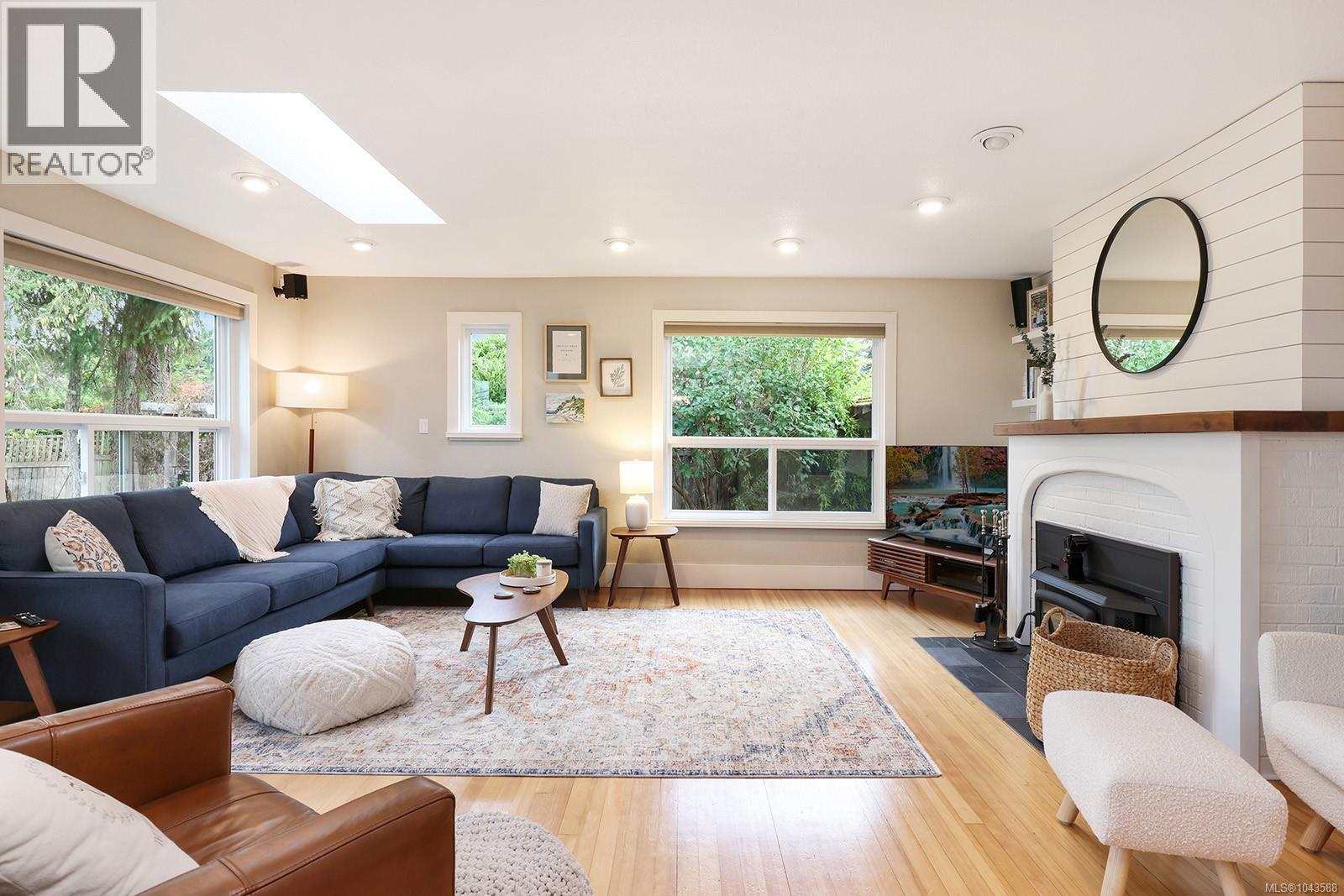 1911 Comox Ave - 3