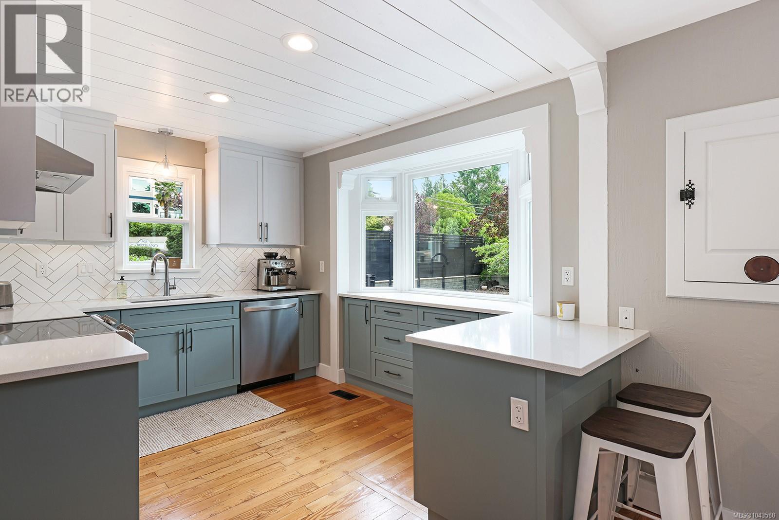 1911 Comox Ave - 25