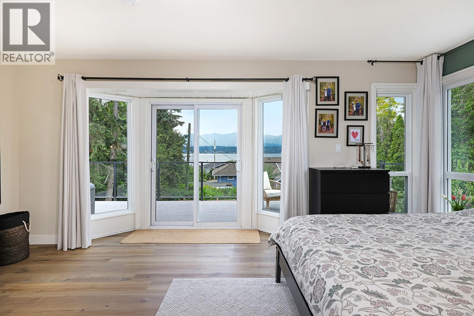 1911 Comox Ave - 35