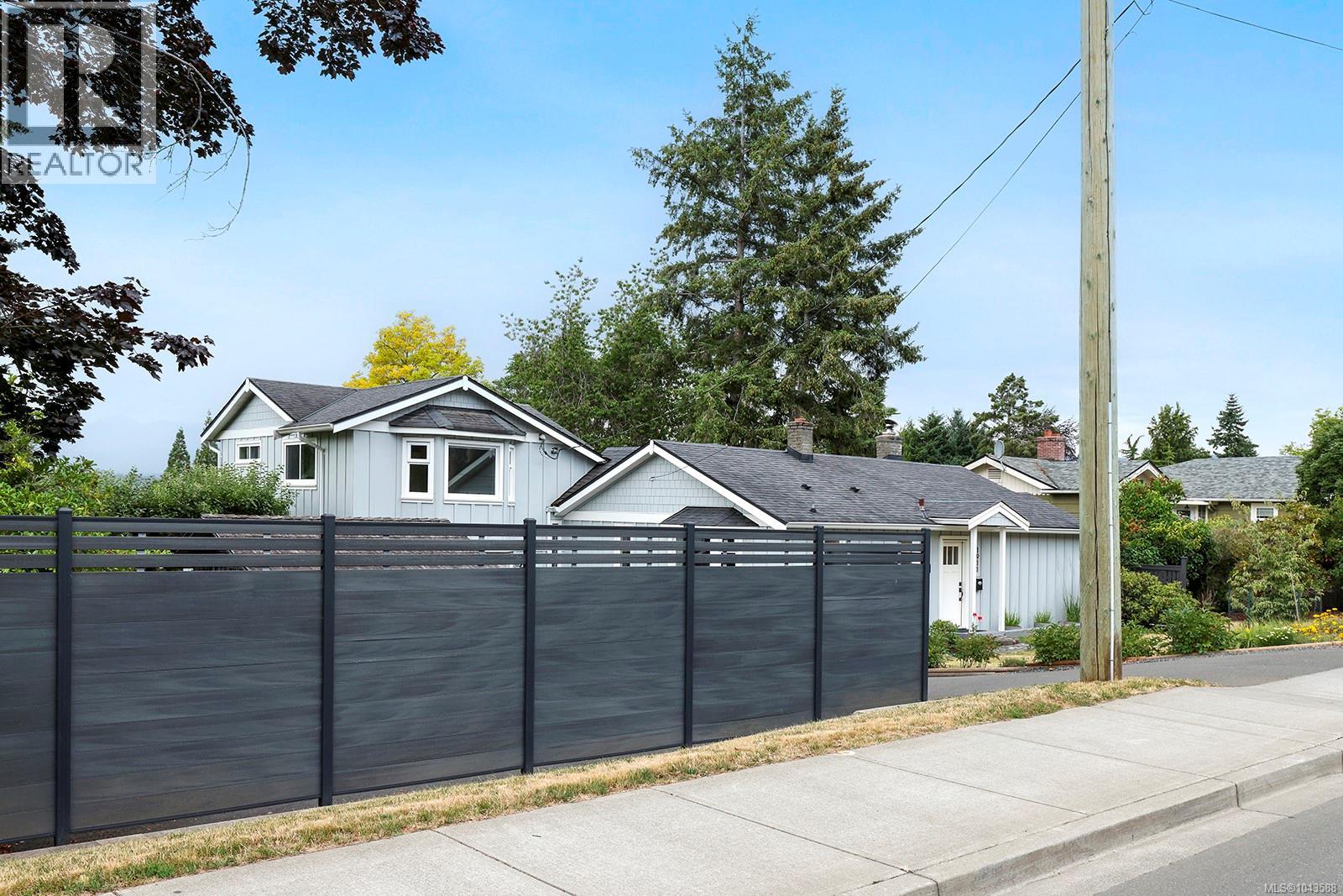 1911 Comox Ave - 16