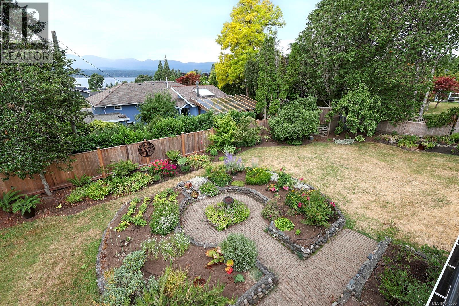 1911 Comox Ave - 11