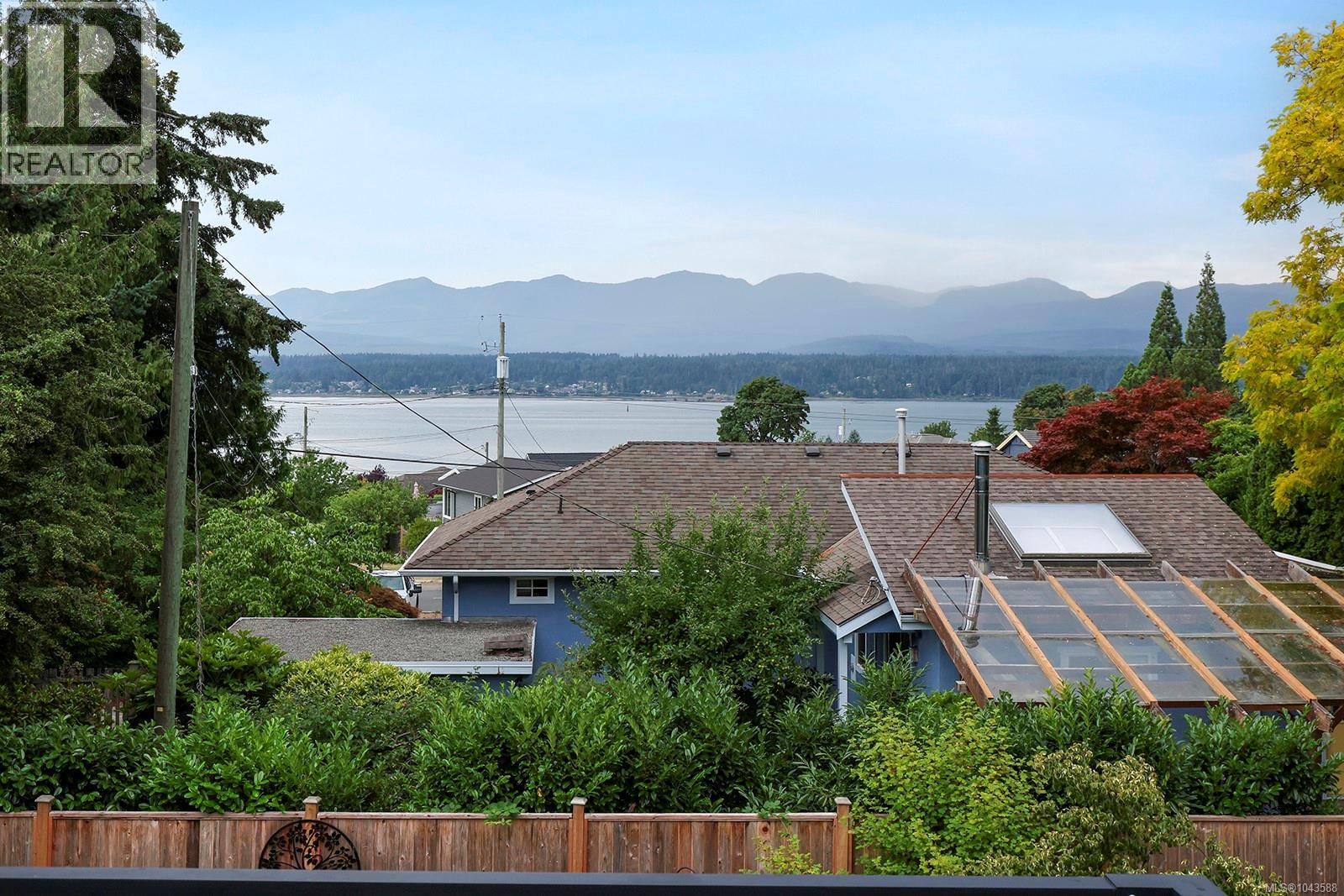 1911 Comox Ave - 37
