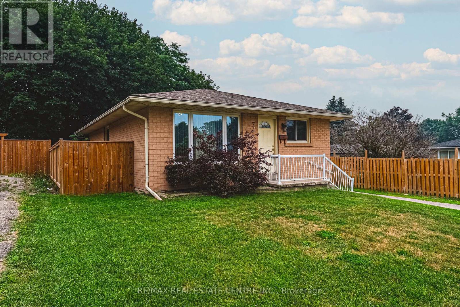 7 CHAPMAN COURT — photo 3