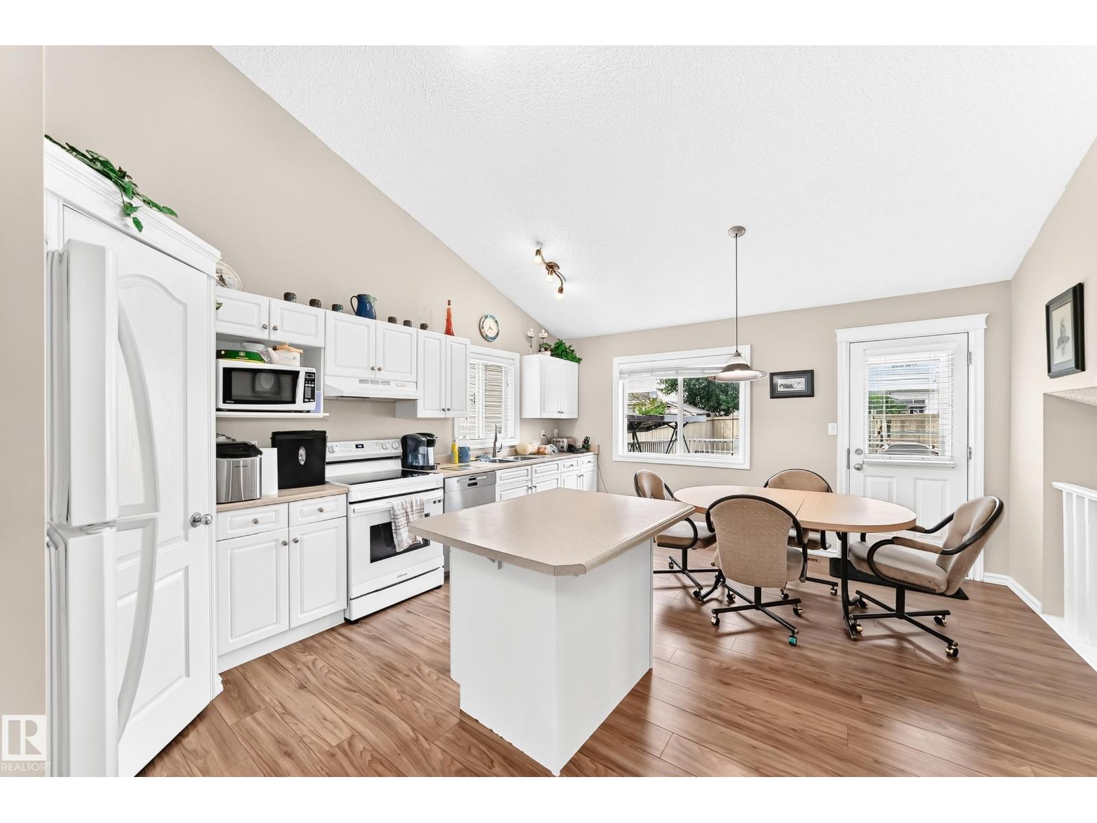 3226 30 AV NW - 12