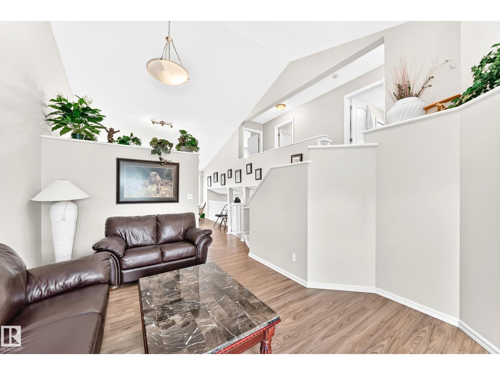 3226 30 AV NW - 9