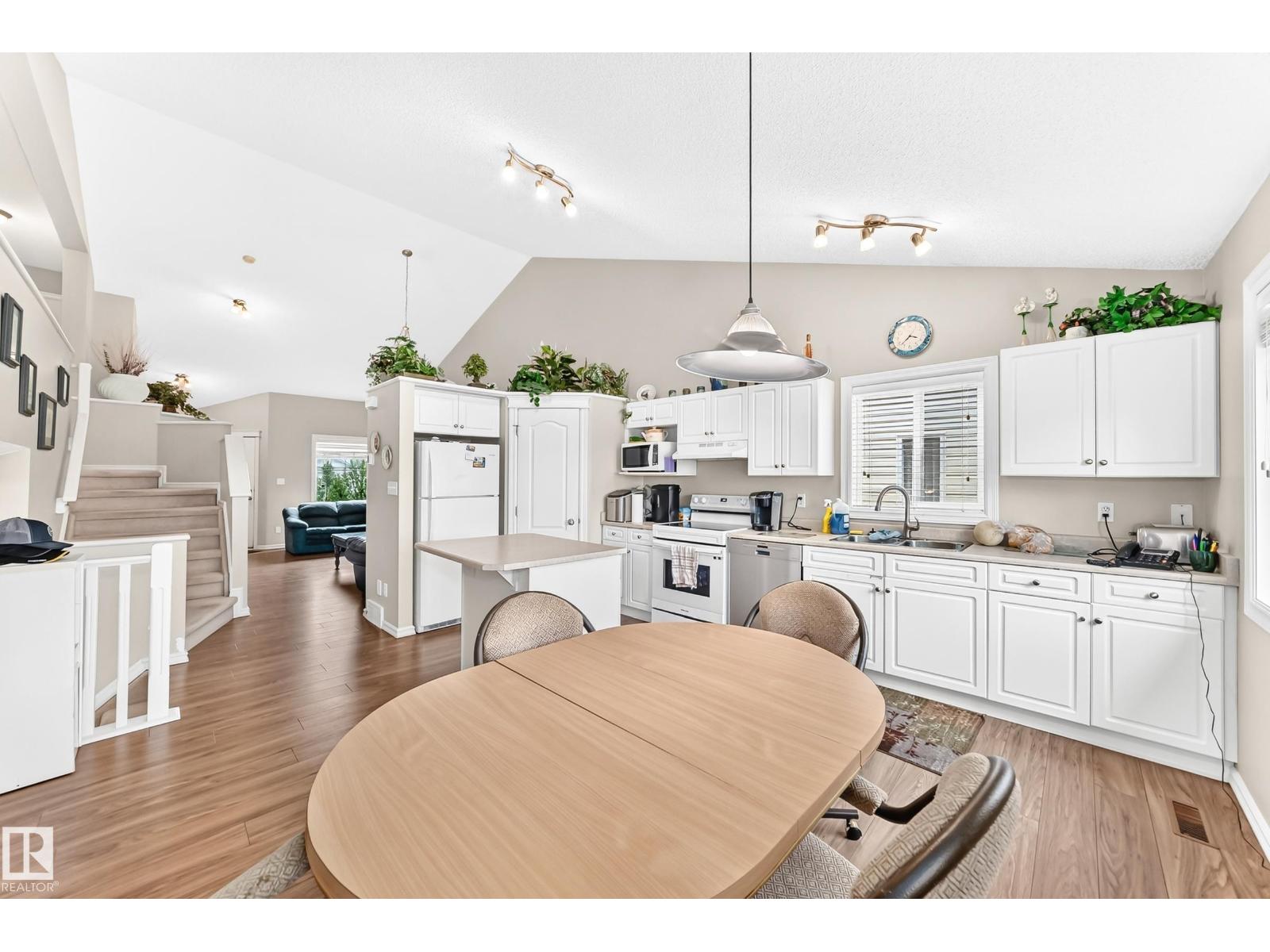 3226 30 AV NW - 16