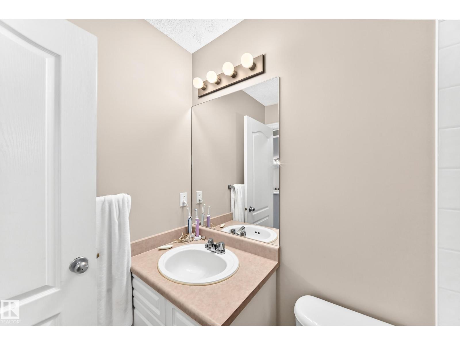 3226 30 AV NW - 31