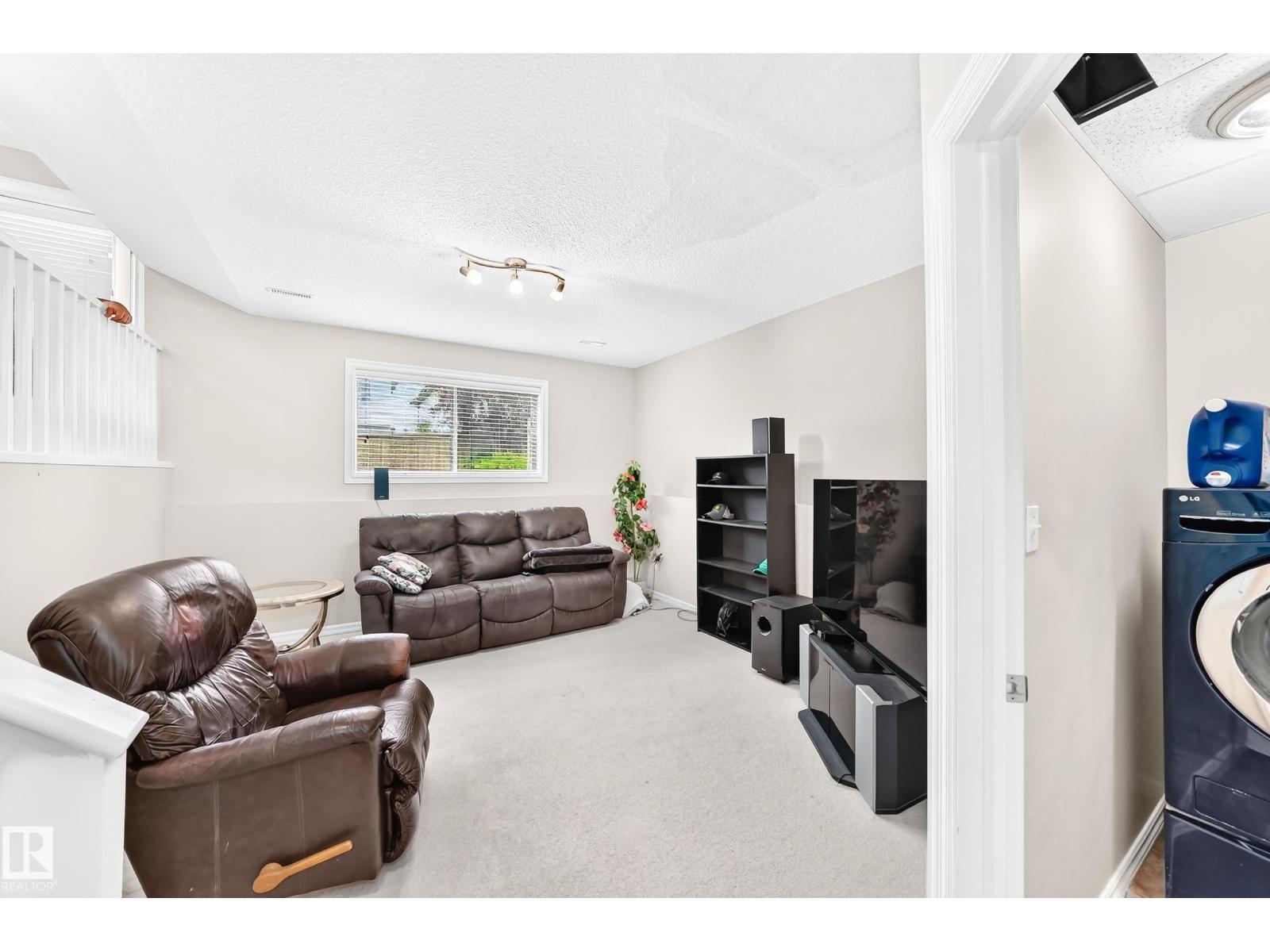 3226 30 AV NW - 37