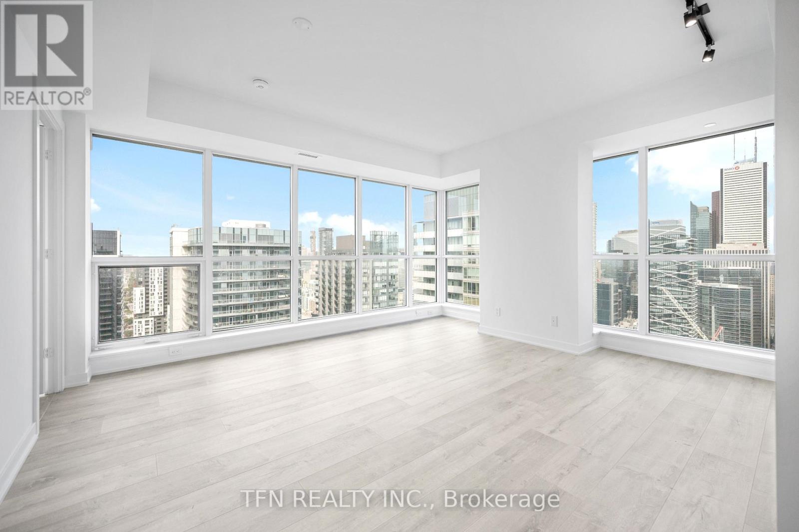 #4506 327 KING STREET W - 1