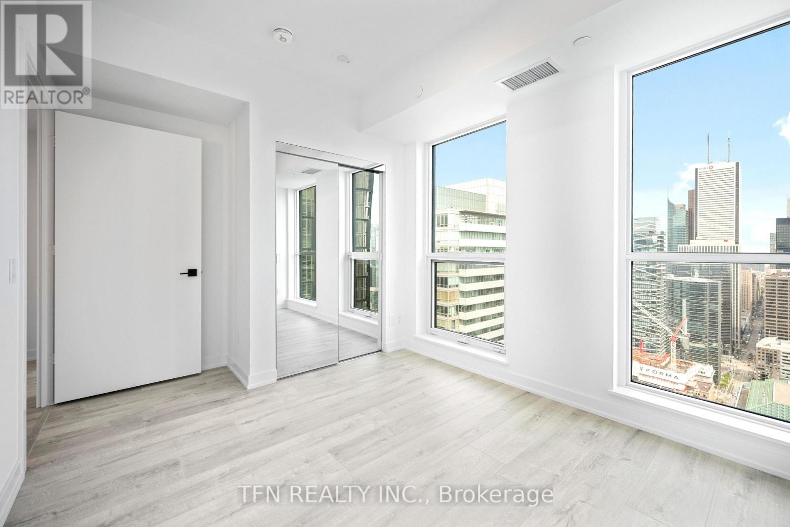 #4506 327 KING STREET W - 11