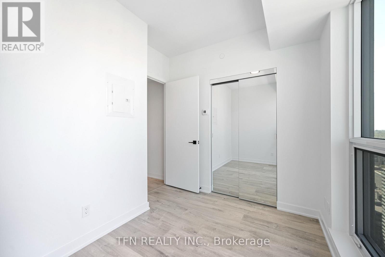 #4505 327 KING STREET W - 11