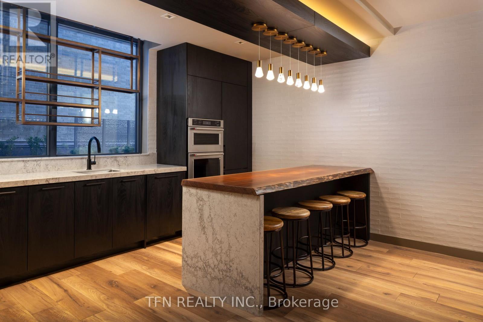 #4505 327 KING STREET W - 18