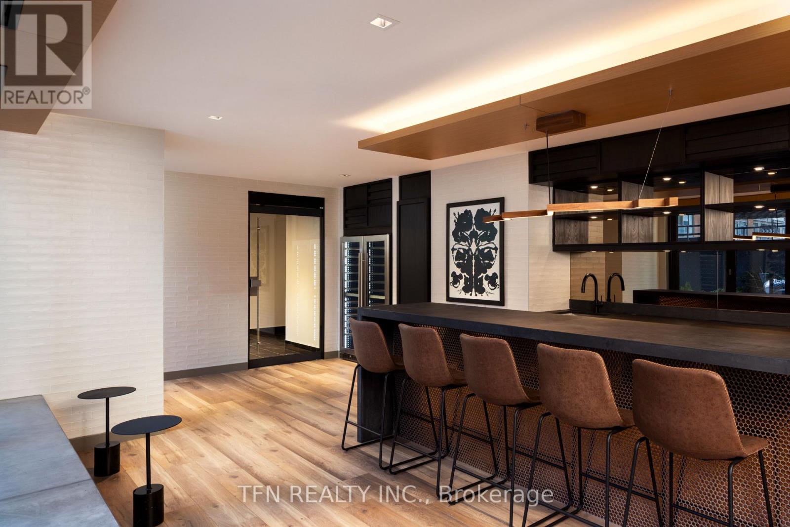 #4505 327 KING STREET W - 19