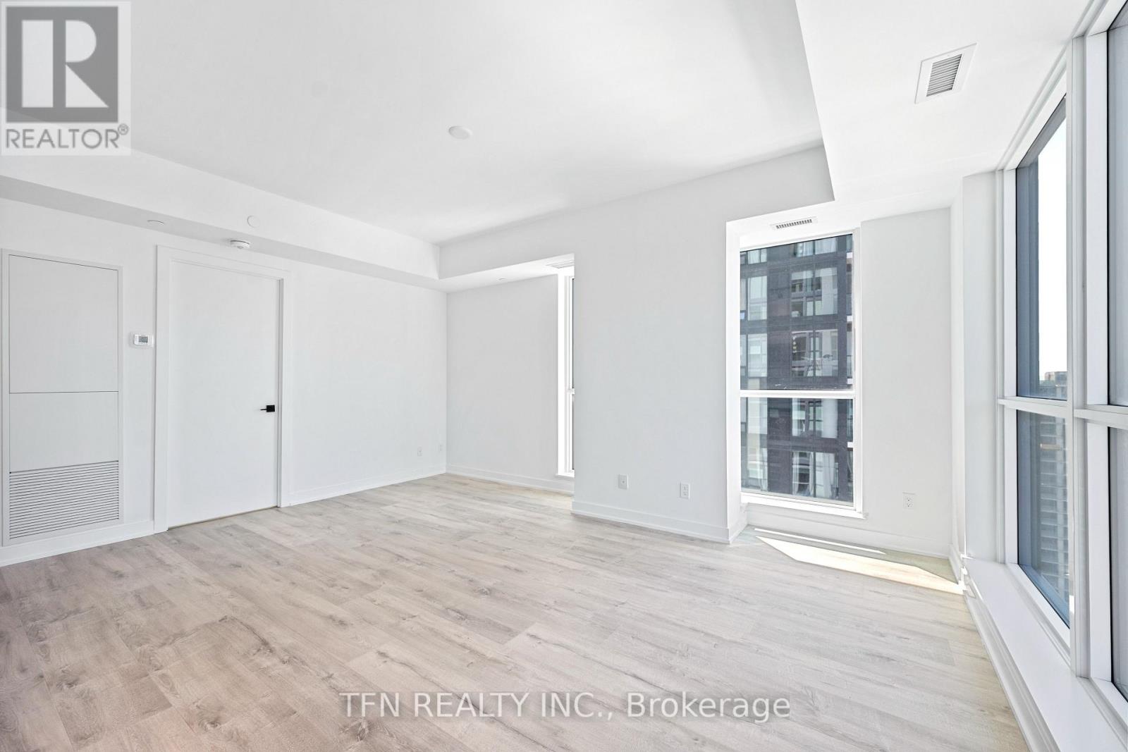 #4505 327 KING STREET W - 4