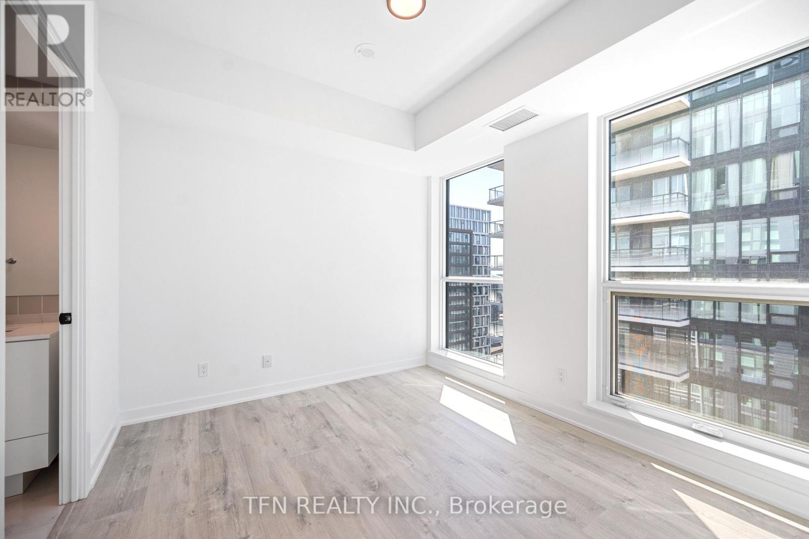#4505 327 KING STREET W - 6