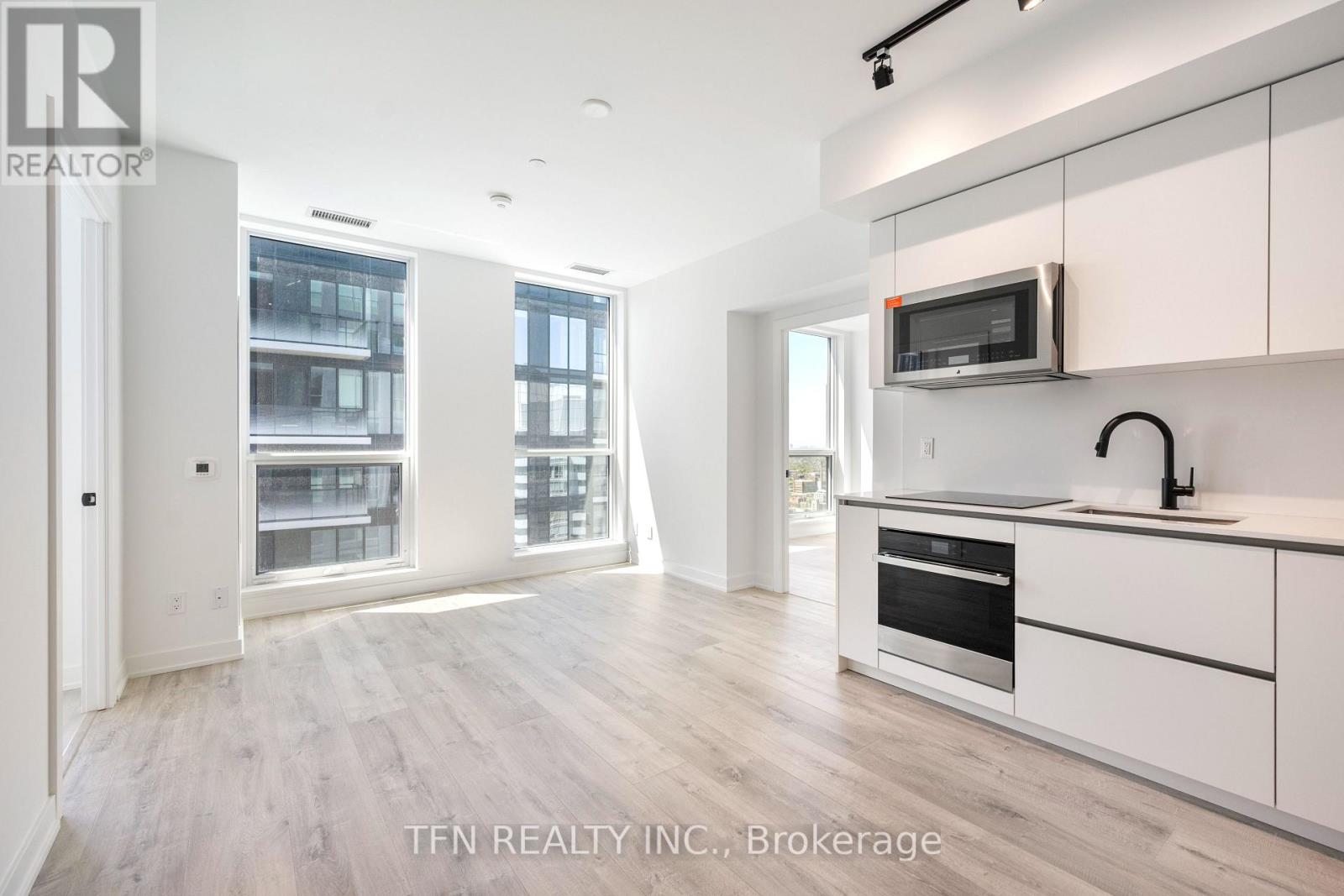 #4704 327 KING STREET W - 1