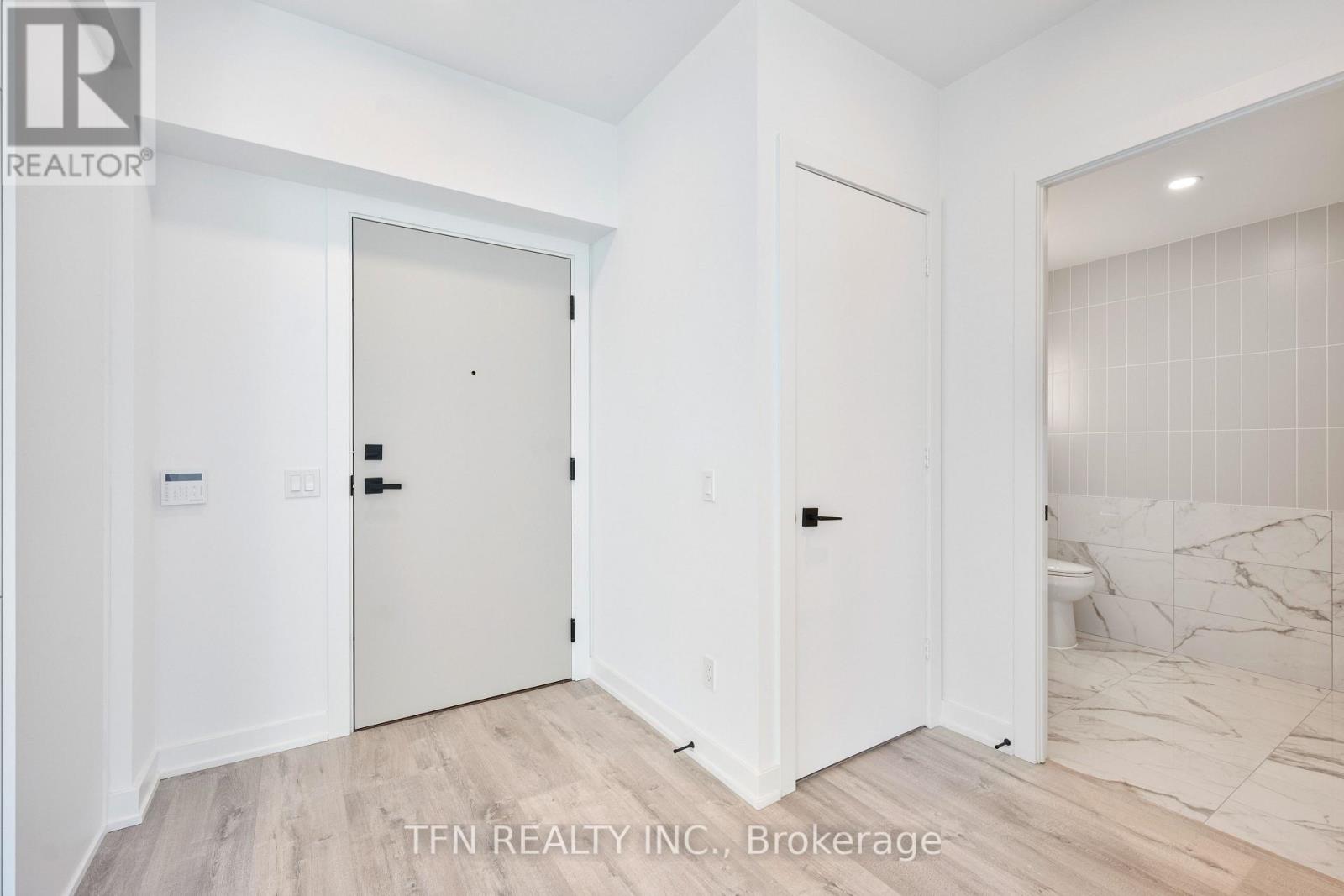 #4704 327 KING STREET W - 10