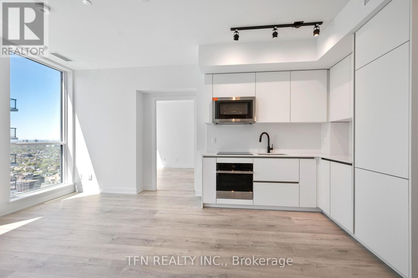 #4704 327 KING STREET W - 3