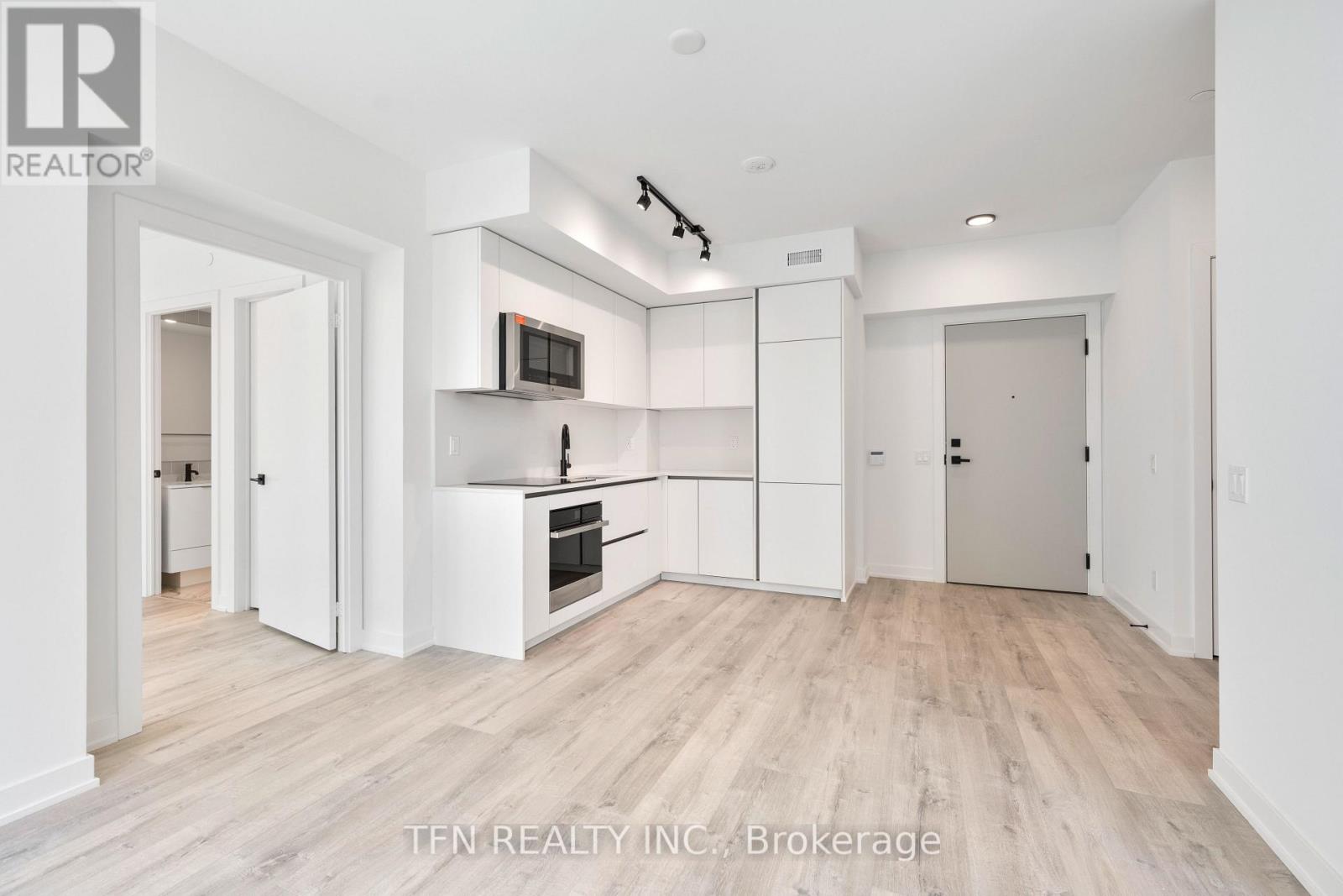 #4704 327 KING STREET W - 4
