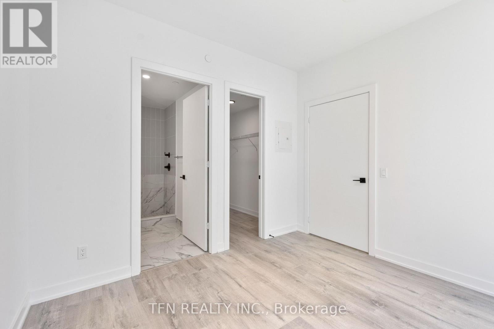 #4704 327 KING STREET W - 6