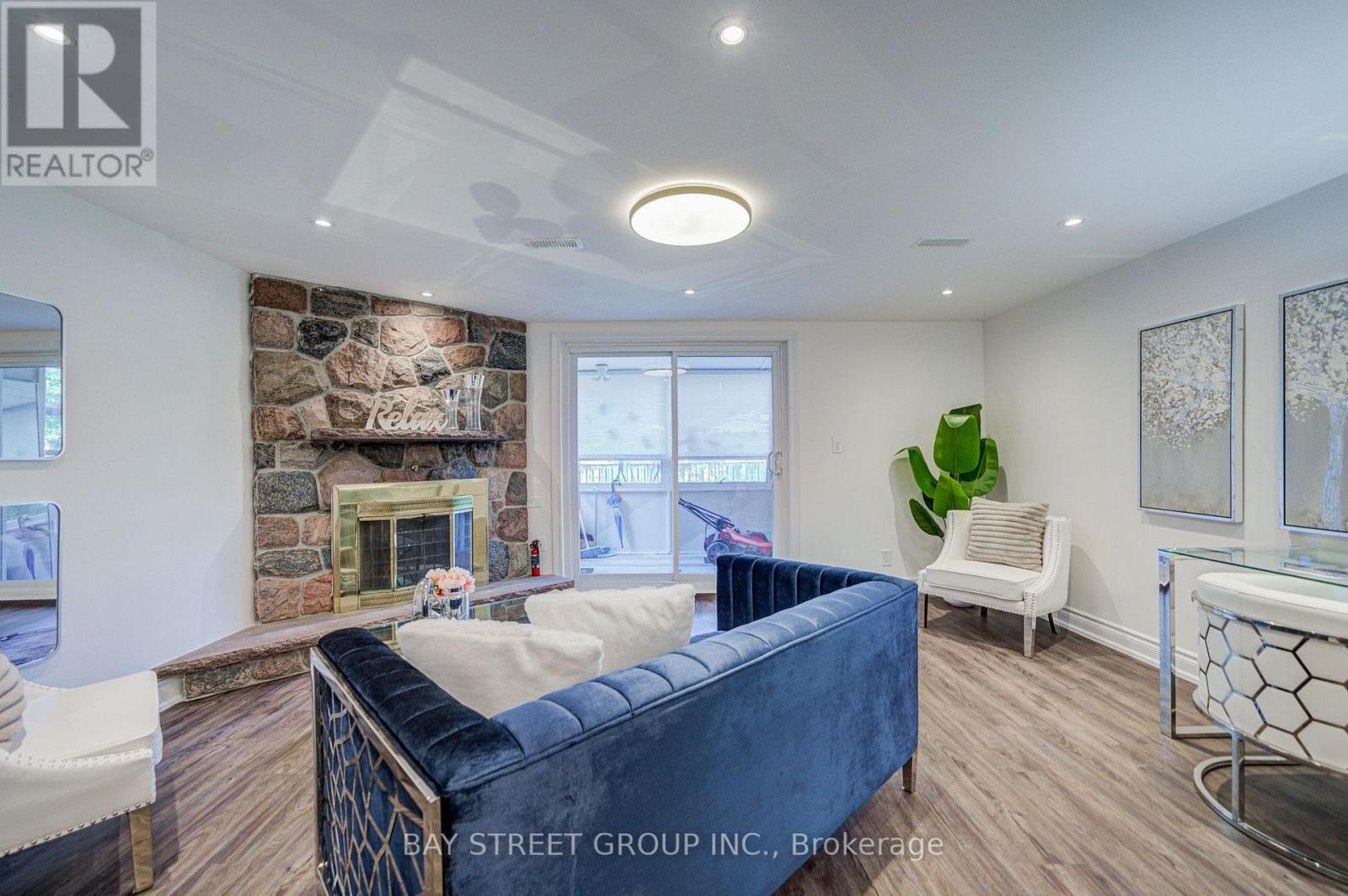 60 WARNER AVENUE - 31