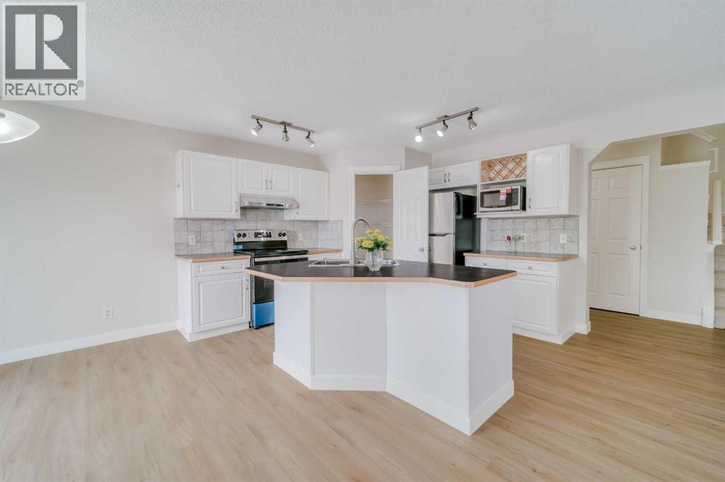 130 Somerglen Way SW - 19