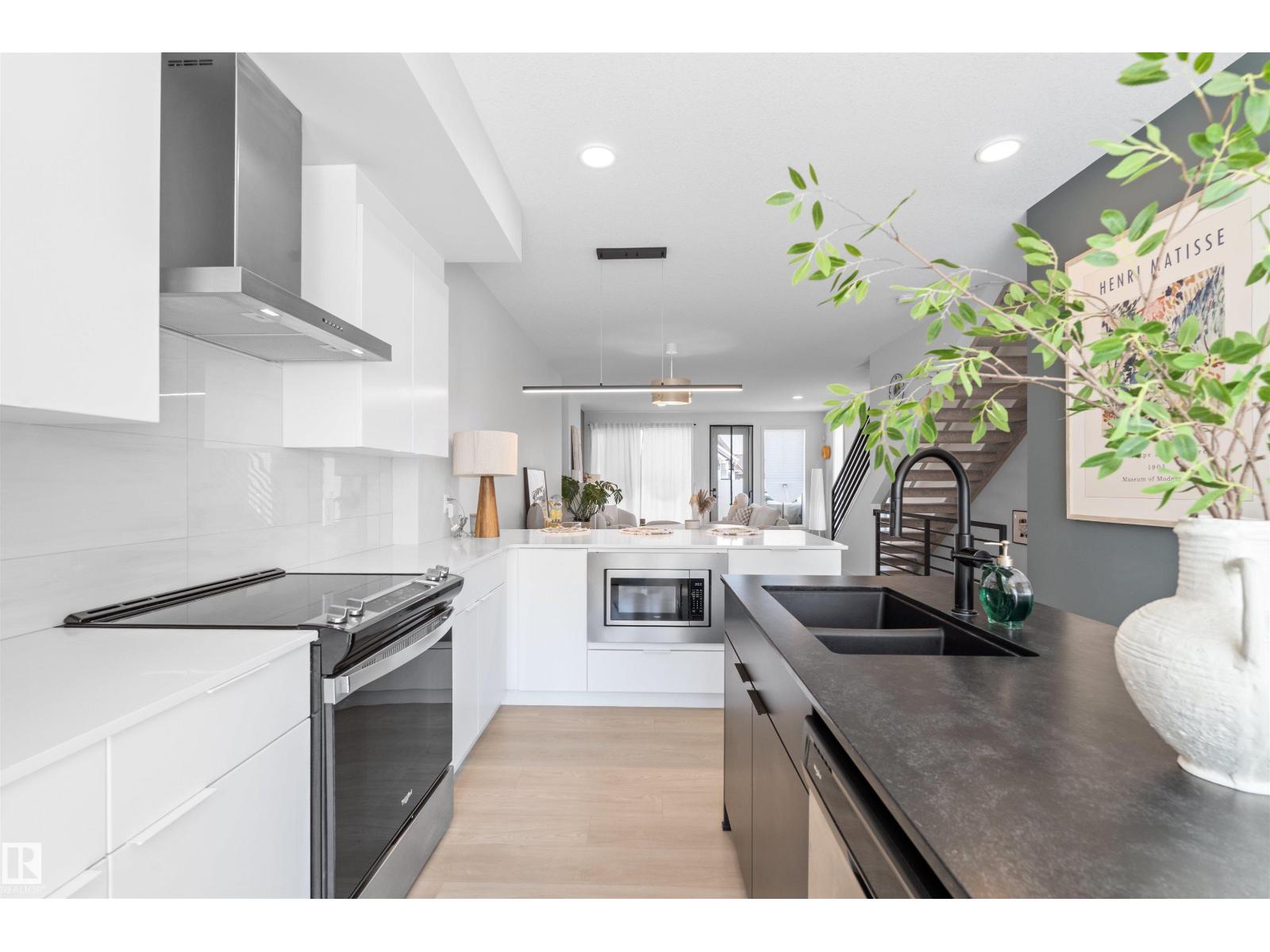 8047 227 ST NW - 10