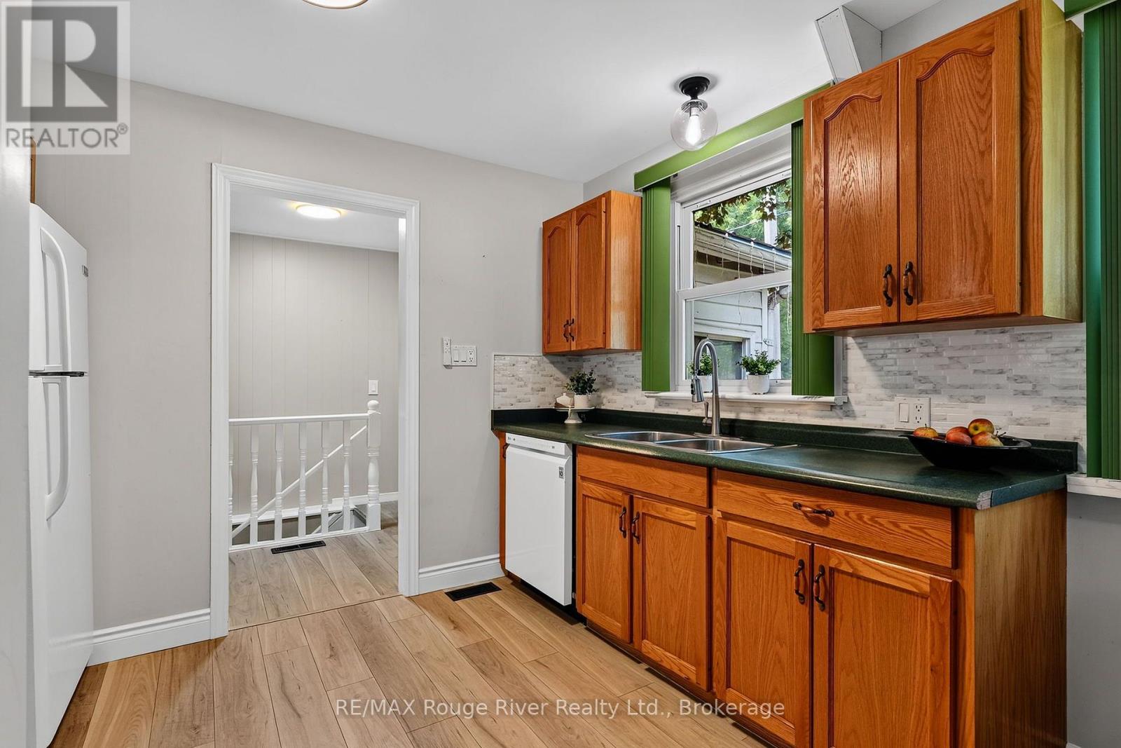 100 KING STREET E - 16