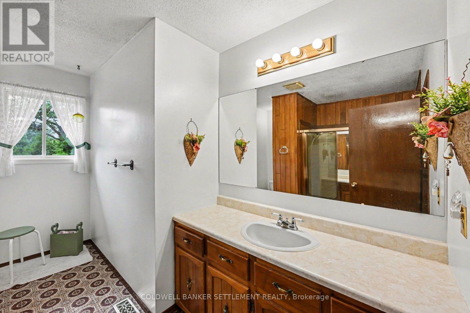 343 ENNIS ROAD - 34