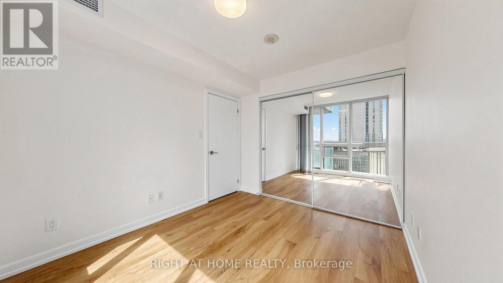 #609 33 BAY STREET - 24