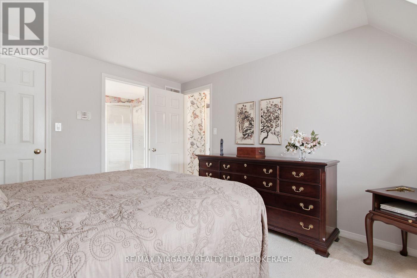 82 LAKESHORE ROAD - 17
