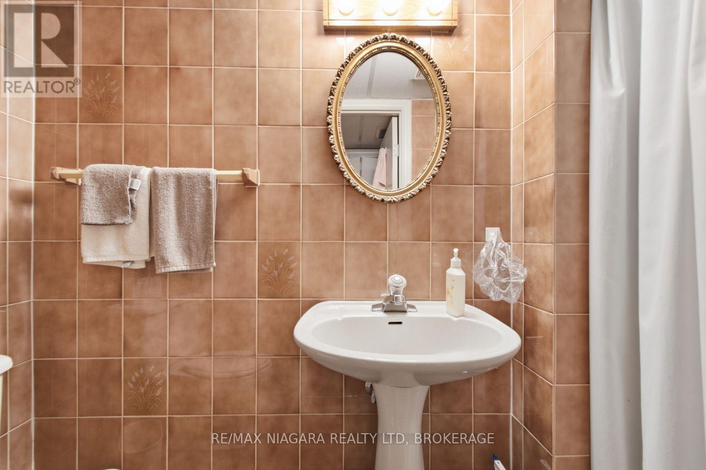 82 LAKESHORE ROAD - 24
